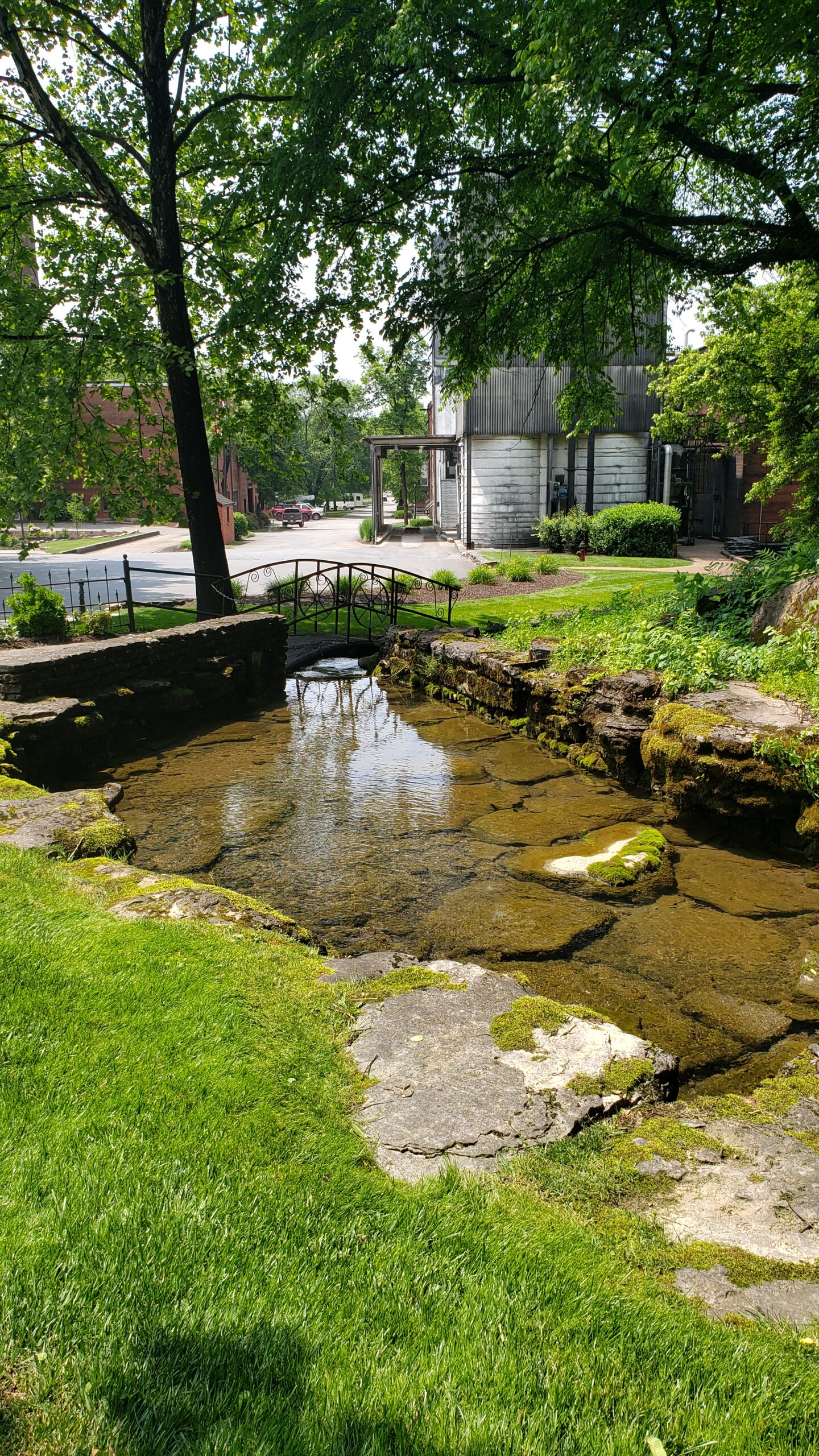 Kentucky Bourbon Trail 2023 - Jack Daniels Distillery Tour - Fresh Water Running Under The Campus