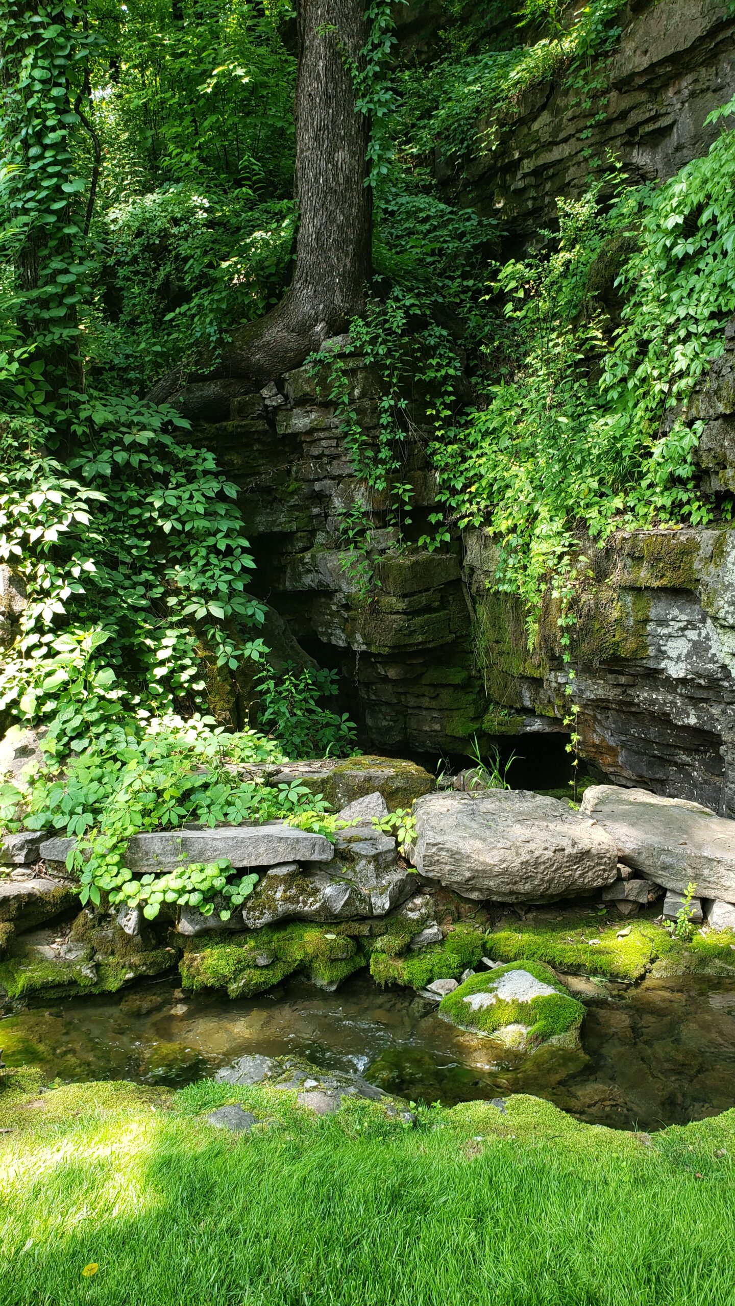 Kentucky Bourbon Trail 2023 - Jack Daniels Distillery Tour - Fresh Water Streams on the Premises